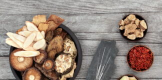 Herbal medicine and acupuncture should not be separated